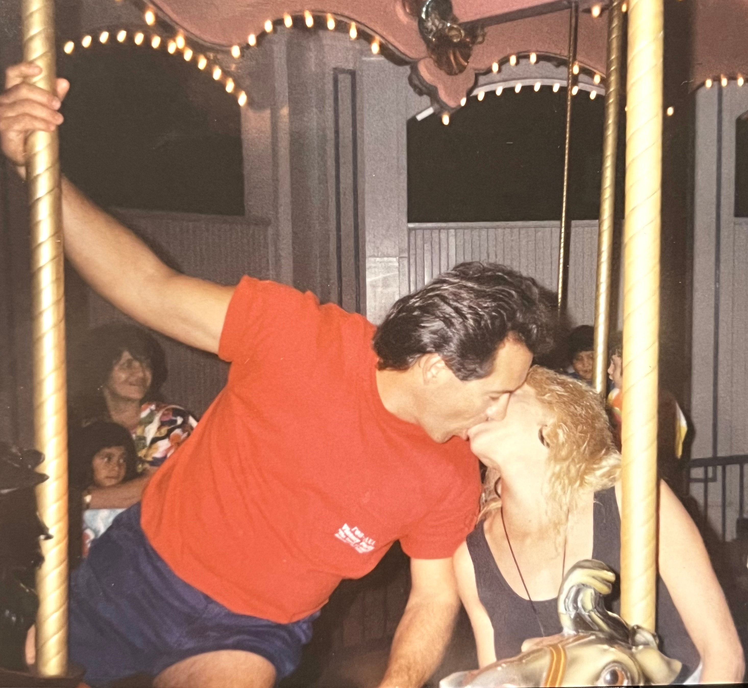 Carousel kiss
